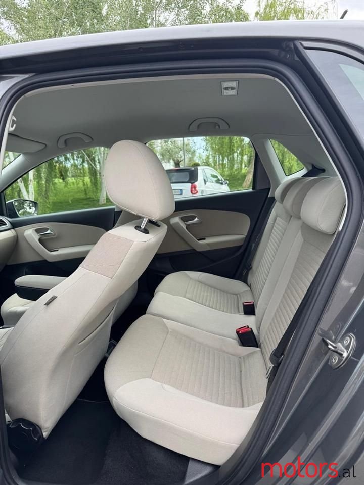 2010' Volkswagen Polo photo #5