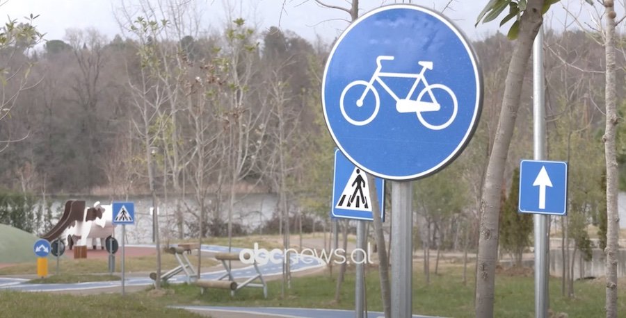 Akademia e Çiklizmit në Tiranë/ Fëmijët mësojnë si të përdorin biçikletën
