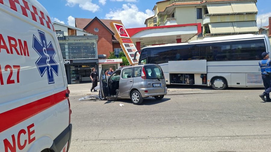Aksidentohet autobusi me nxënës ekskursionistë në qendër të Elbasanit, përplaset me një tjetër makinë! Panik te fëmijët, raportohet se…