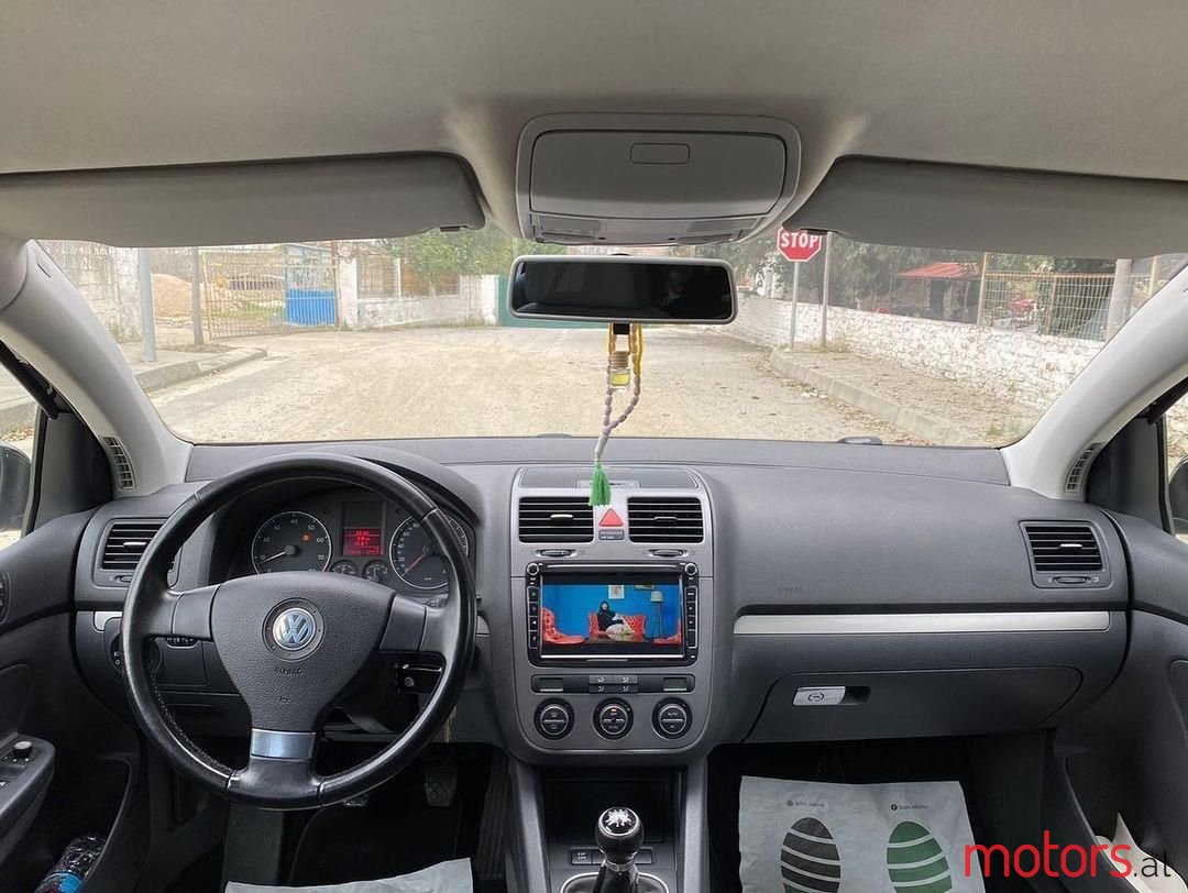 2009' Volkswagen Golf photo #2