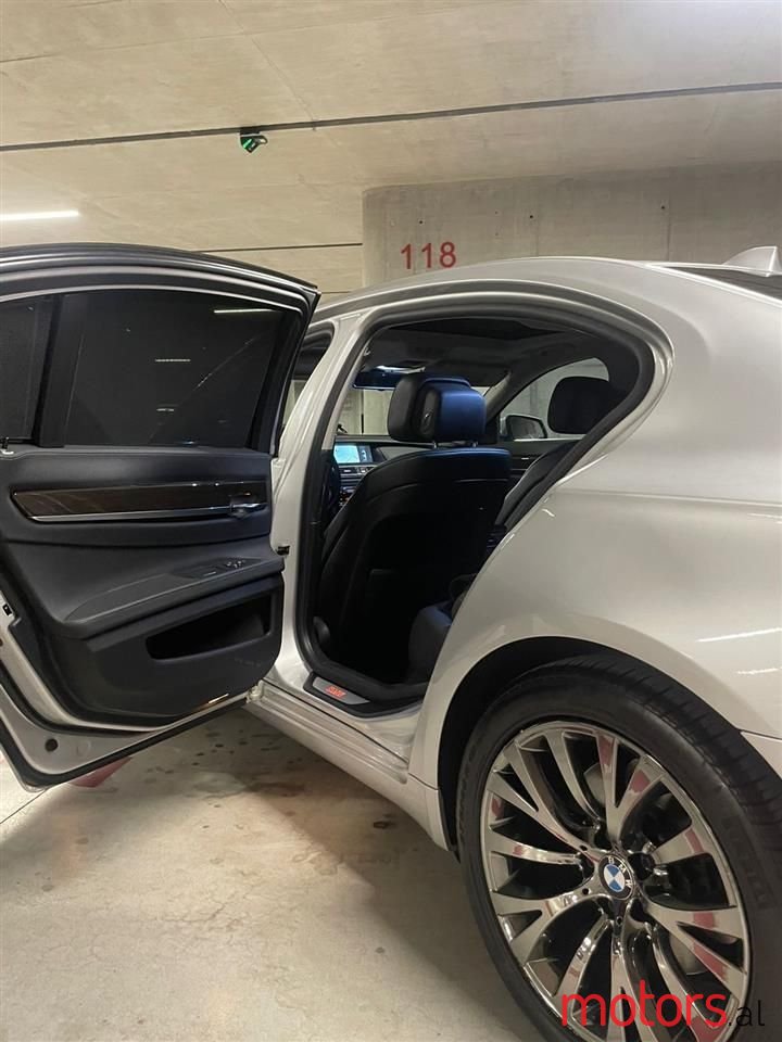 2011' BMW 740 photo #5