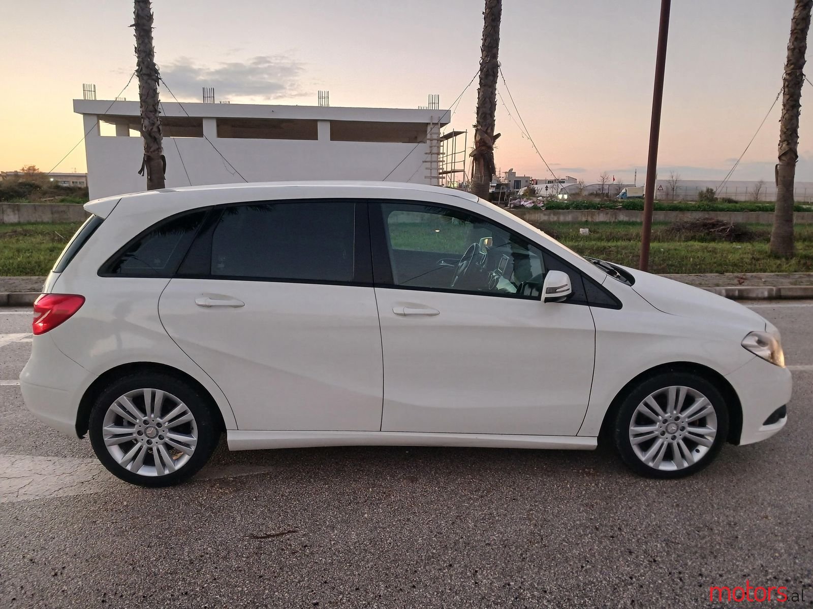 2013' Mercedes-Benz B 180 photo #5