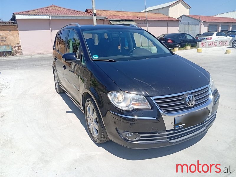 2008' Volkswagen Touran photo #3
