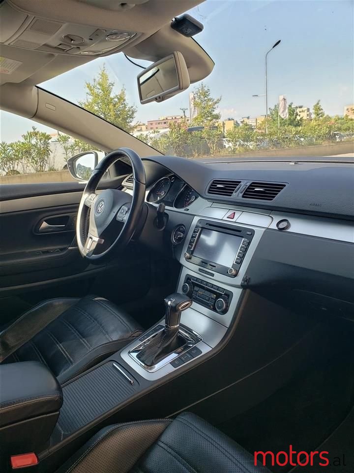 2011' Volkswagen Passat photo #2