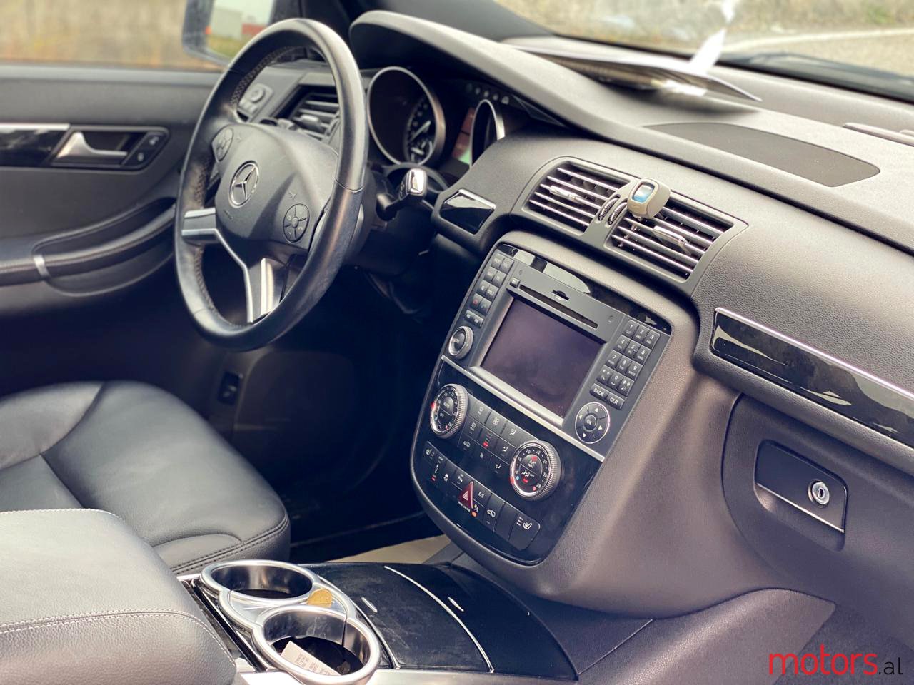 2012' Mercedes-Benz R 350 photo #5