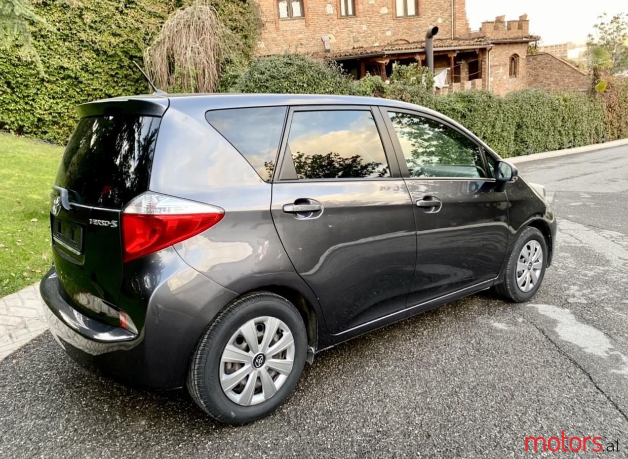 2011' Toyota Verso S photo #2