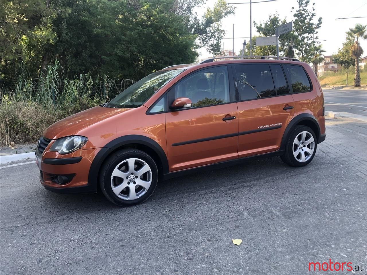 2009' Volkswagen Touran photo #1