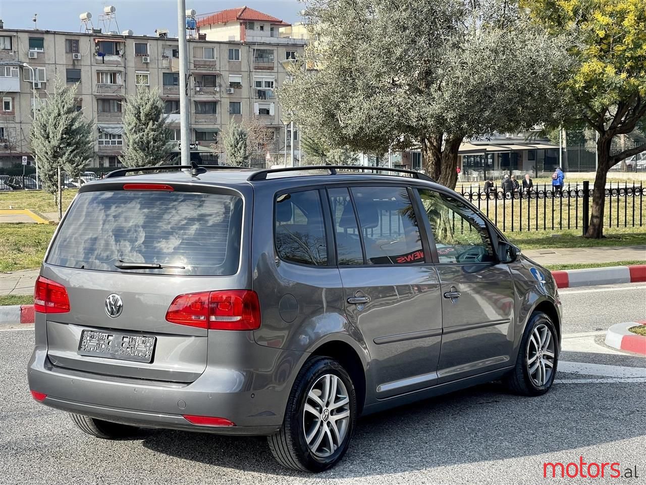 2012' Volkswagen Touran photo #2