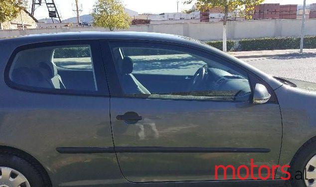 2004' Volkswagen Golf photo #1