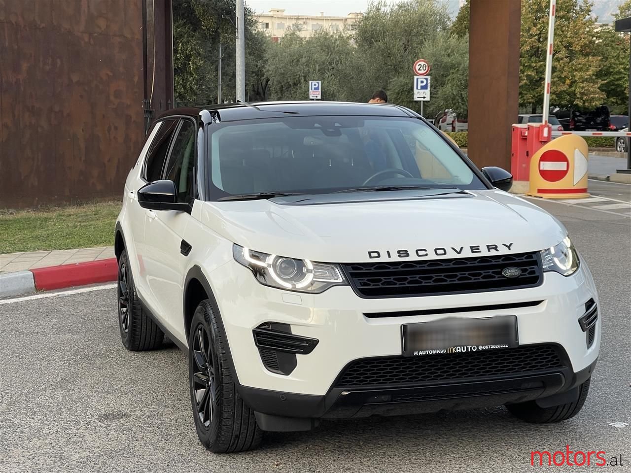 2017' Land Rover Discovery Sport photo #2