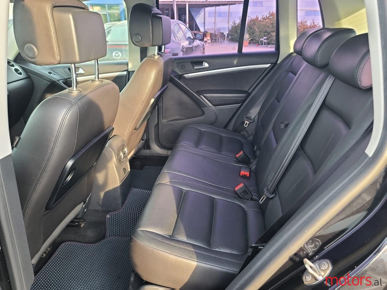 2015' Volkswagen Tiguan photo #2