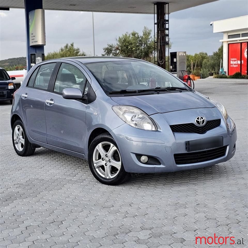 2011' Toyota Yaris photo #2