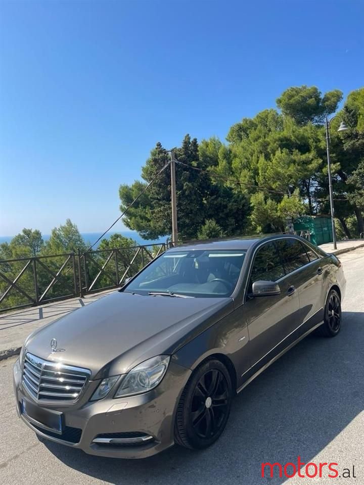 2011' Mercedes-Benz E 220 photo #1