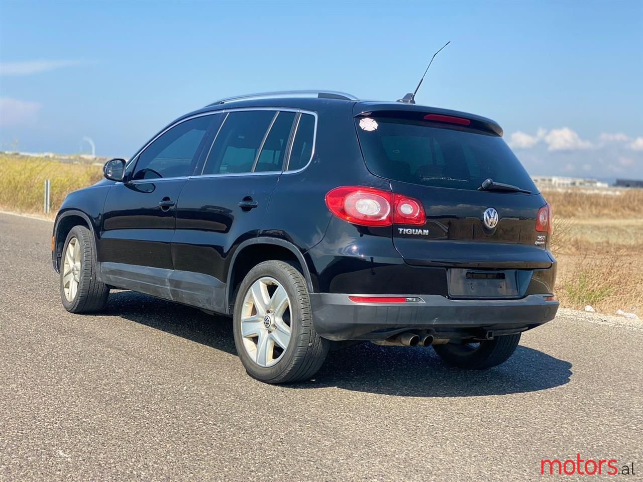 2011' Volkswagen Tiguan photo #2