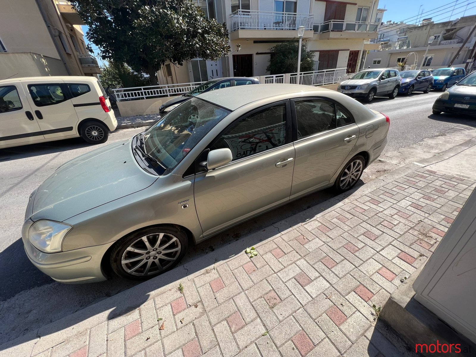 2004' Toyota Avensis photo #2