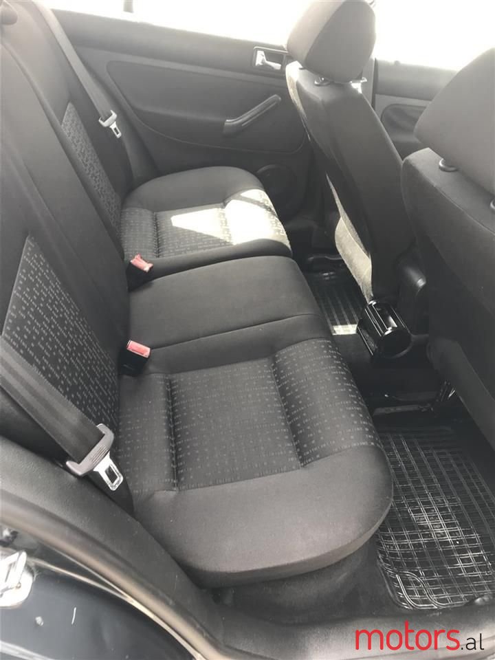 2002' Volkswagen Golf photo #2