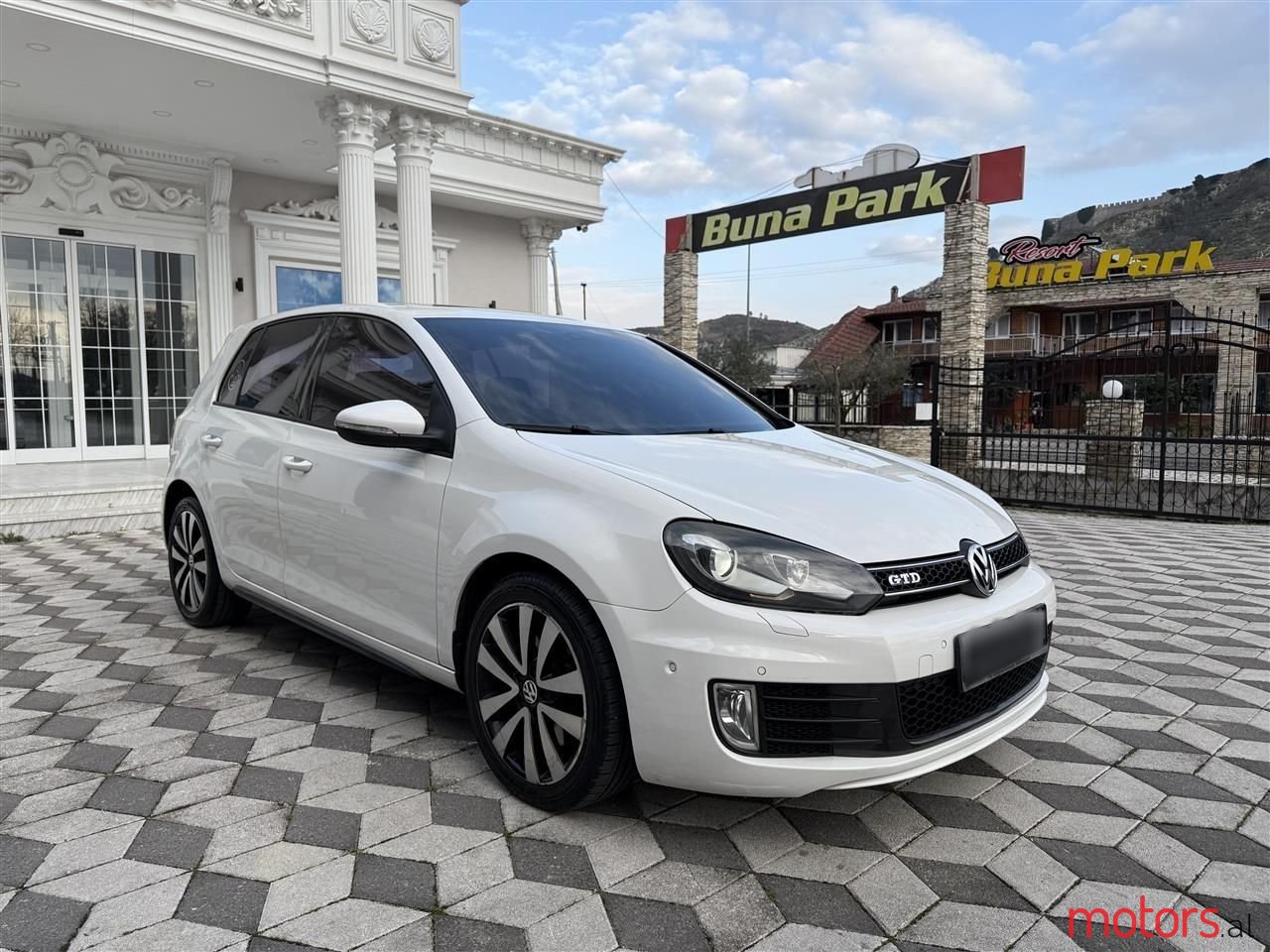 2010' Volkswagen Golf photo #1