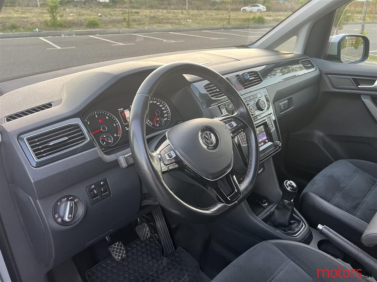 2017' Volkswagen Caddy photo #4