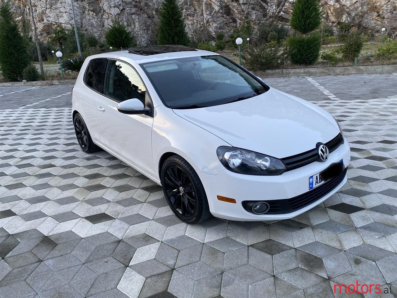 2011' Volkswagen Golf photo #1