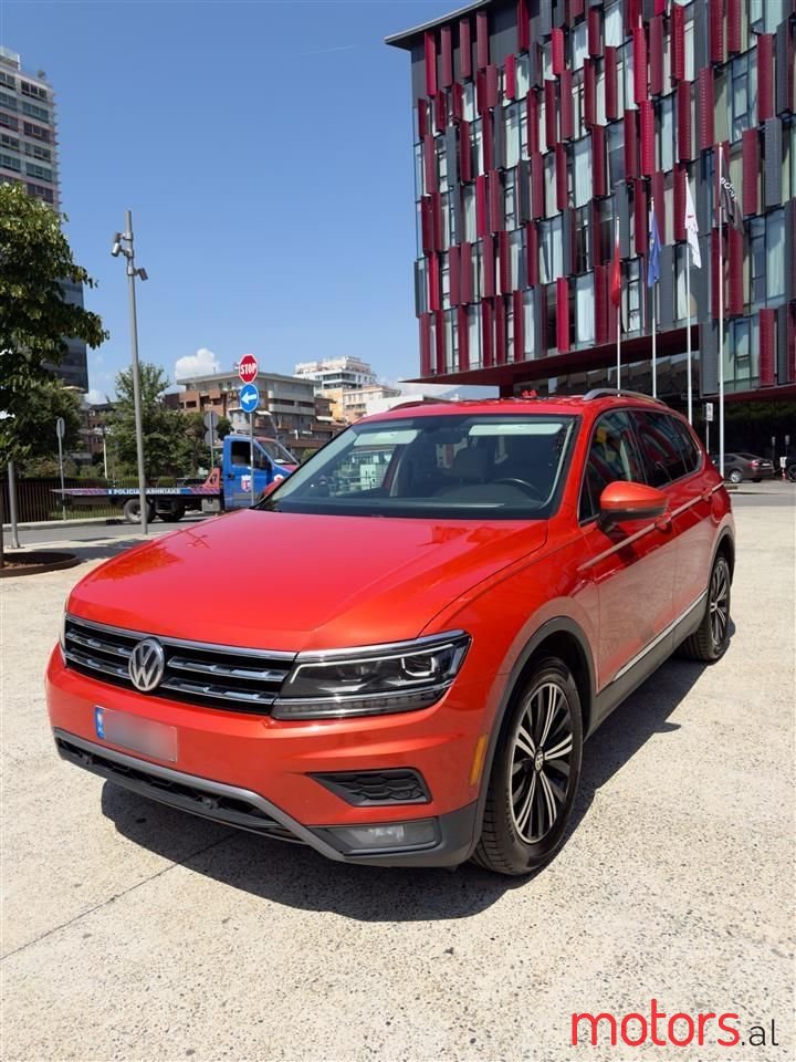 2018' Volkswagen Tiguan photo #2
