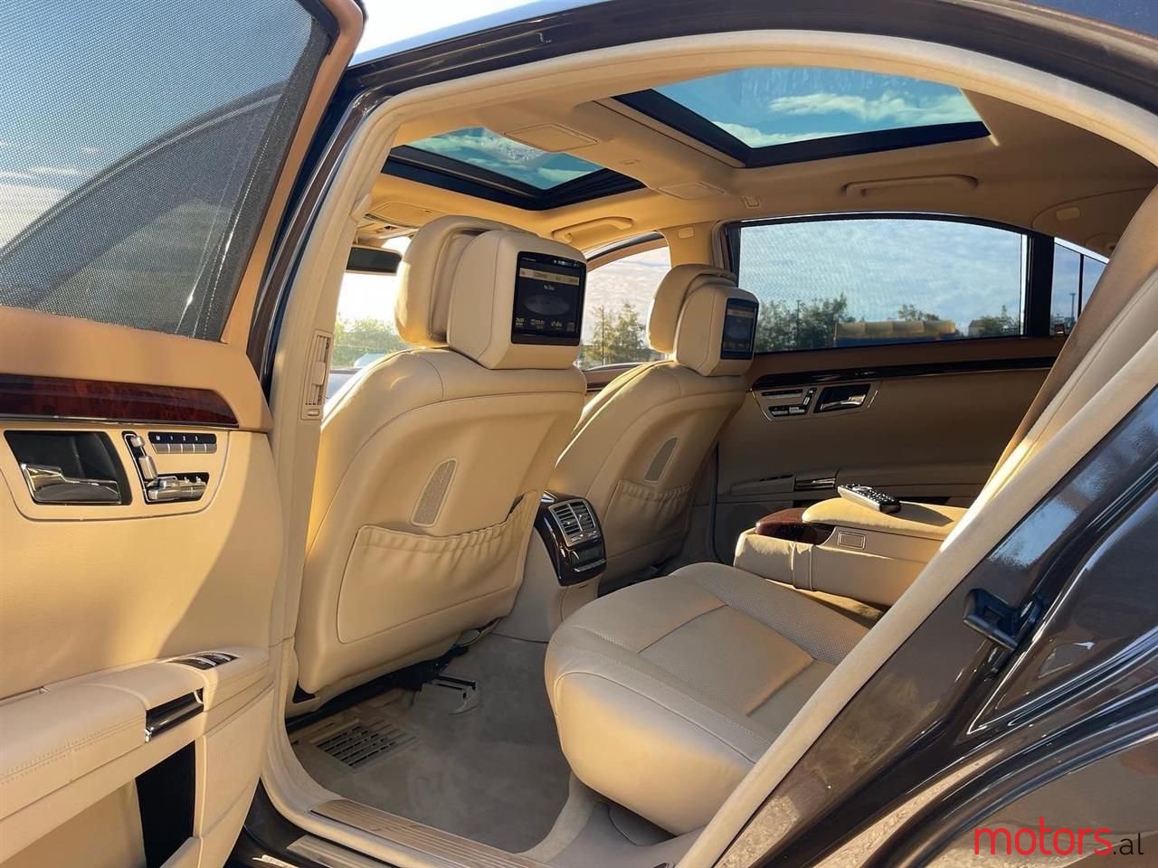 2010' Mercedes-Benz S 550 photo #6