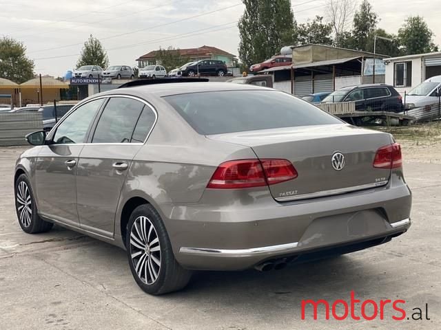2011' Volkswagen Passat photo #6