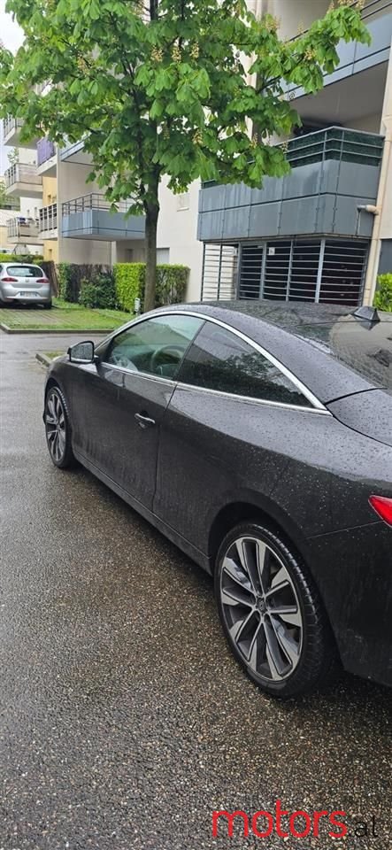 2010' Renault Laguna photo #1