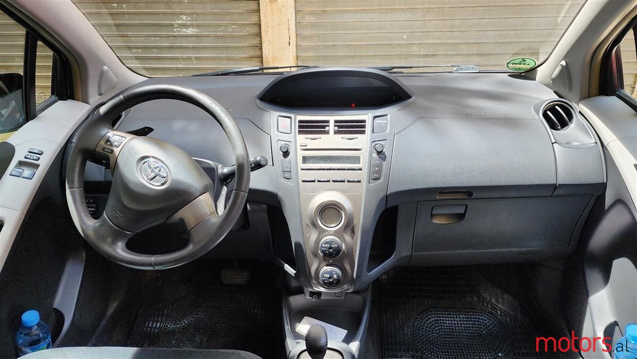 2010' Toyota Yaris photo #1