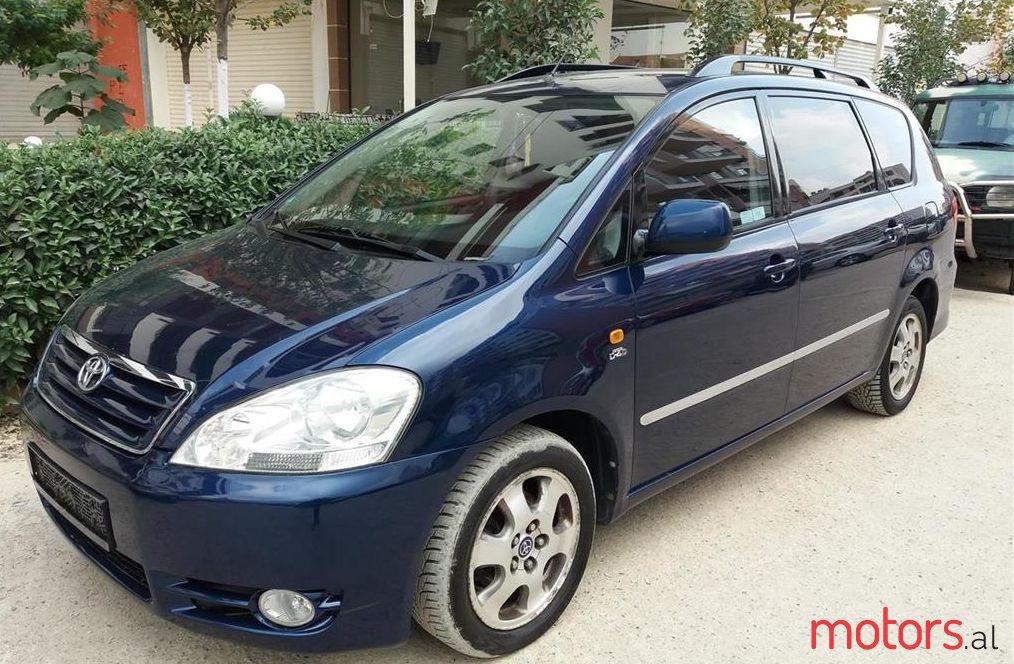 2002' Toyota Avensis Verso photo #2