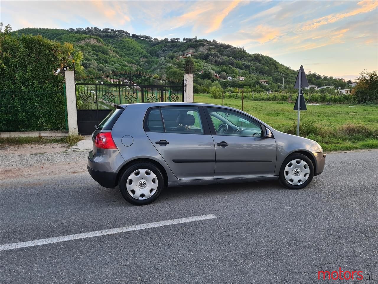 2005' Volkswagen Golf photo #1