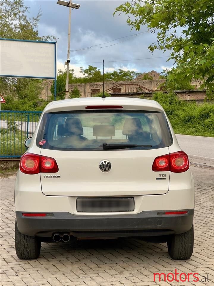 2011' Volkswagen Tiguan photo #2