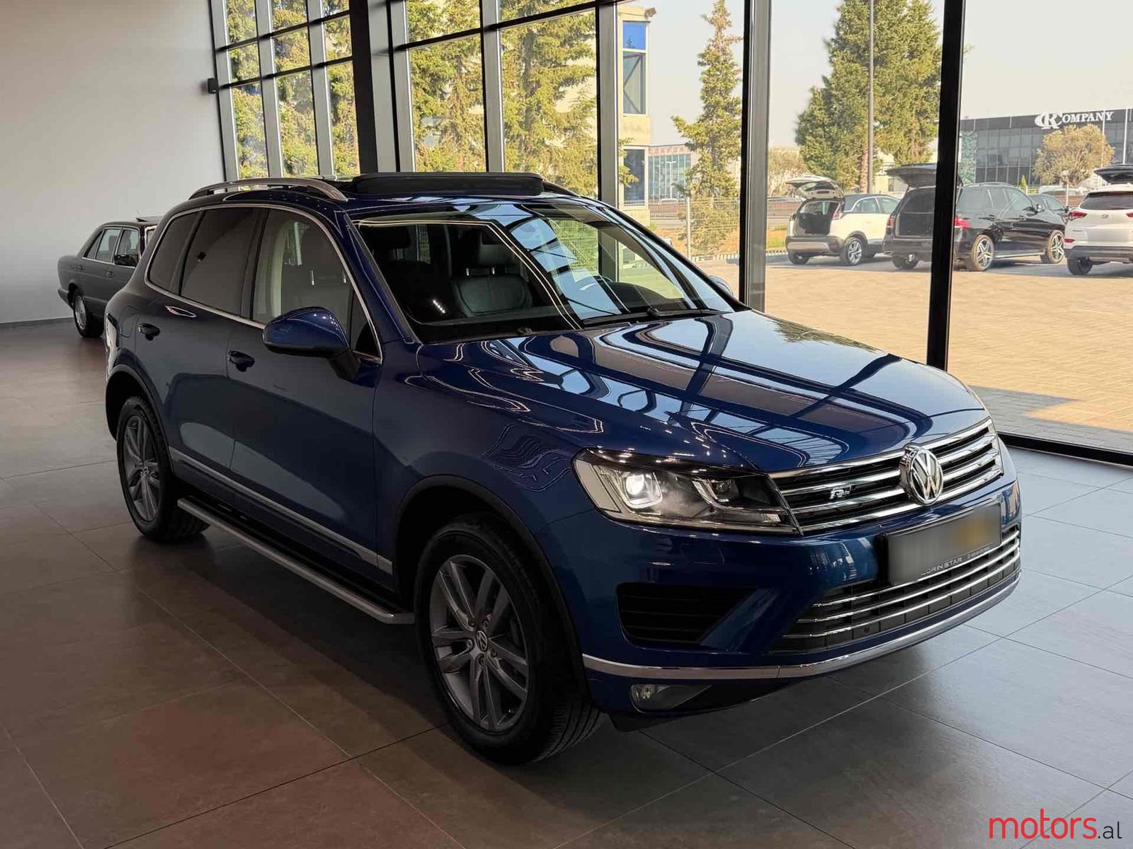 2015' Volkswagen Touareg photo #2