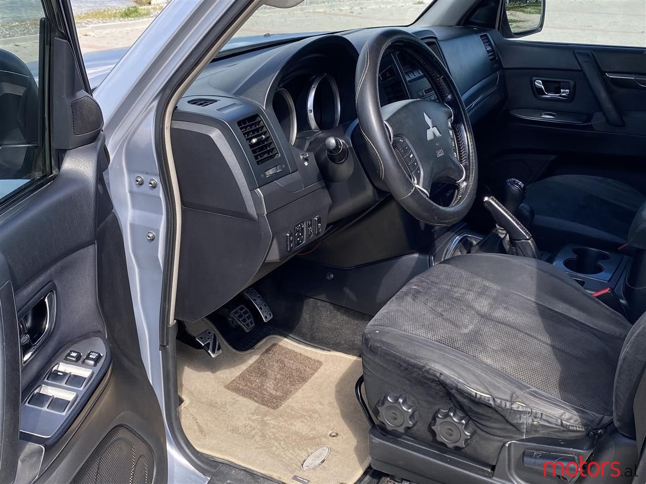 2008' Mitsubishi Pajero photo #4