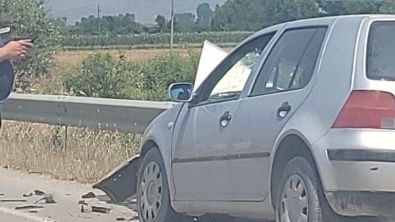 Makina përplaset me barrierat anësore të rrugës në Korçë-Pogradec, dy të lënduar