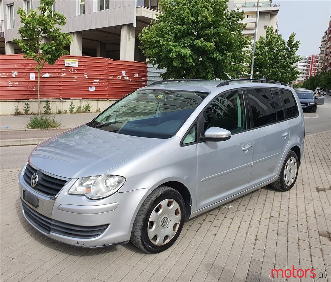 2010' Volkswagen Touran photo #2
