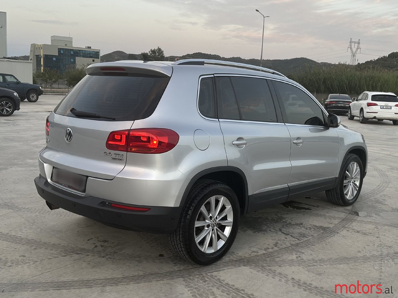 2012' Volkswagen Tiguan photo #2