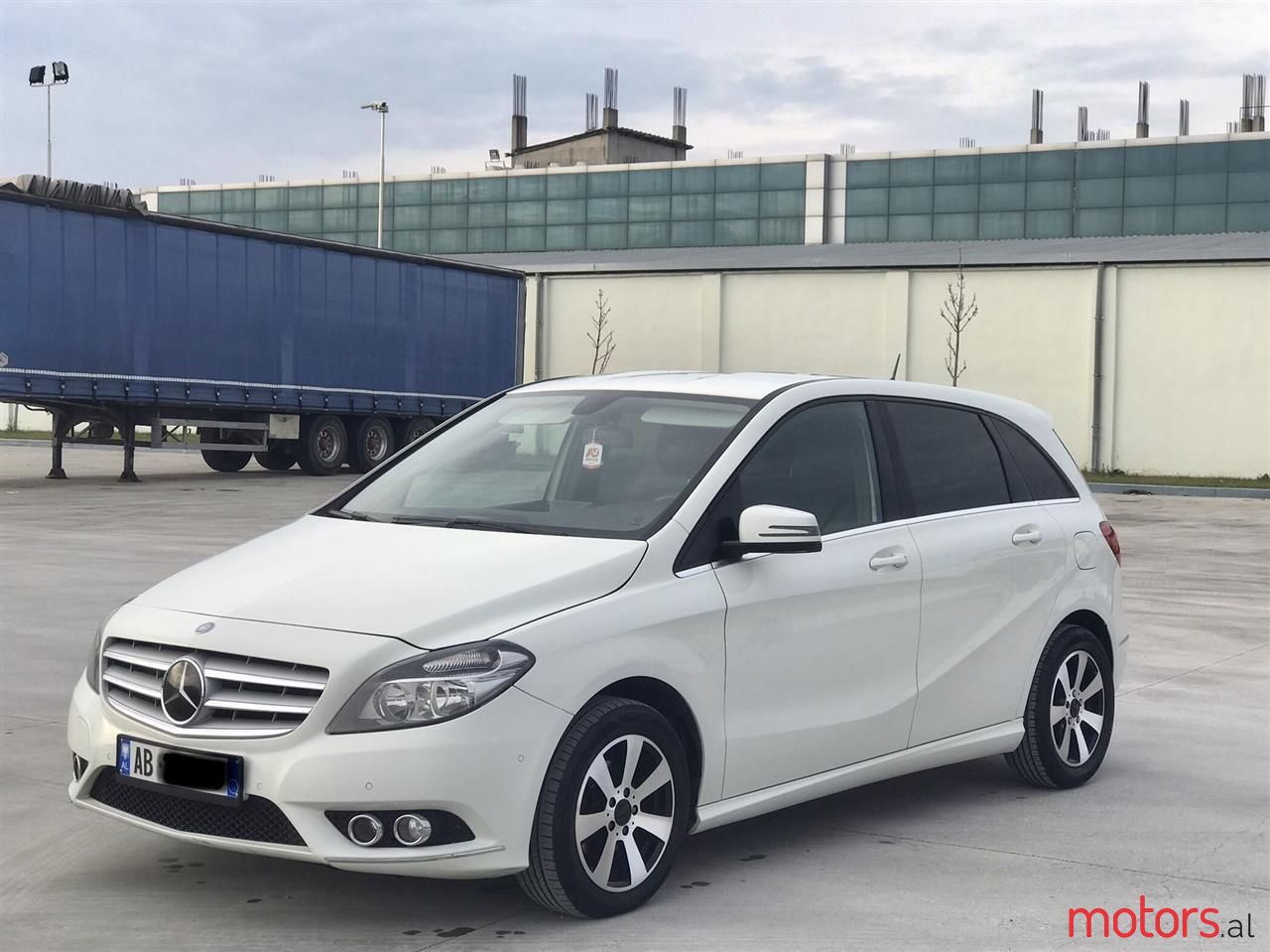 2013' Mercedes-Benz B 180 photo #1