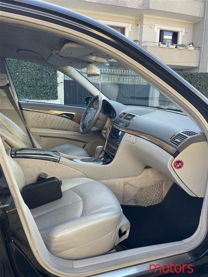 2004' Mercedes-Benz E 220 photo #5