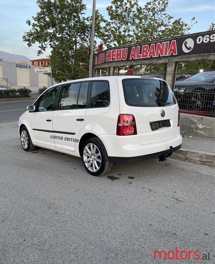 2008' Volkswagen Touran photo #1