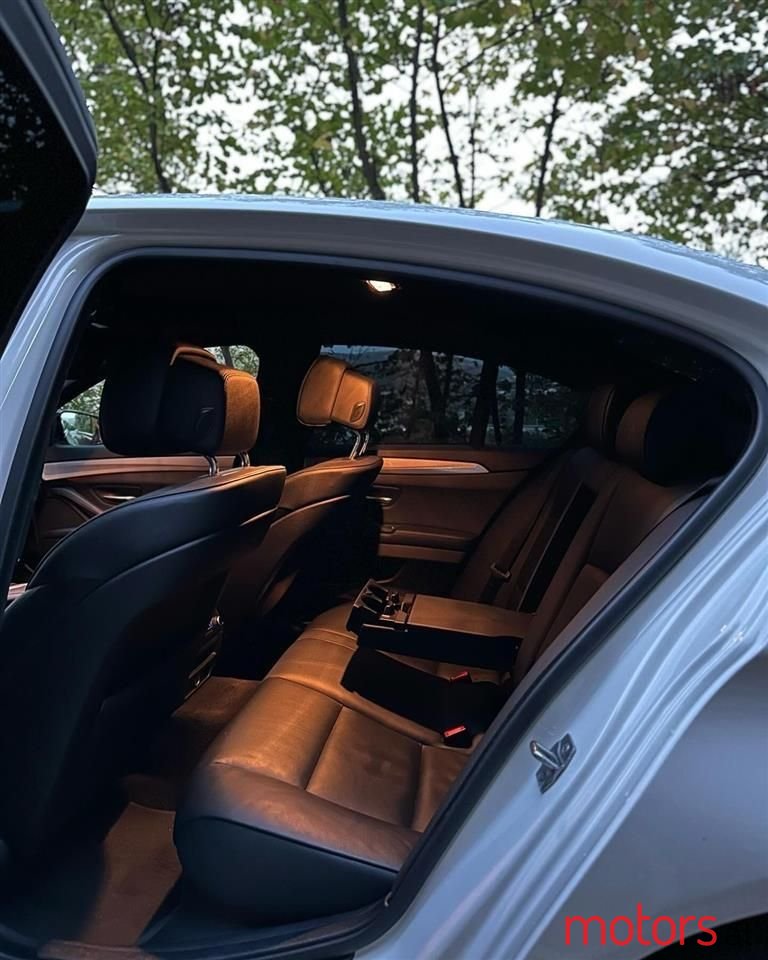 2013' BMW 550 photo #5