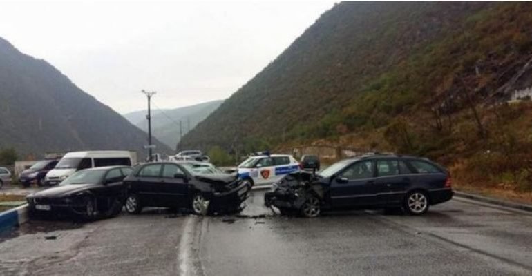 U plagos në aksidentin e trefishtë Në Gjirokastër, 21 vjeçarja me dëmtime në kokë transportohet drejt spitalit të Traumës në Tiranë.
