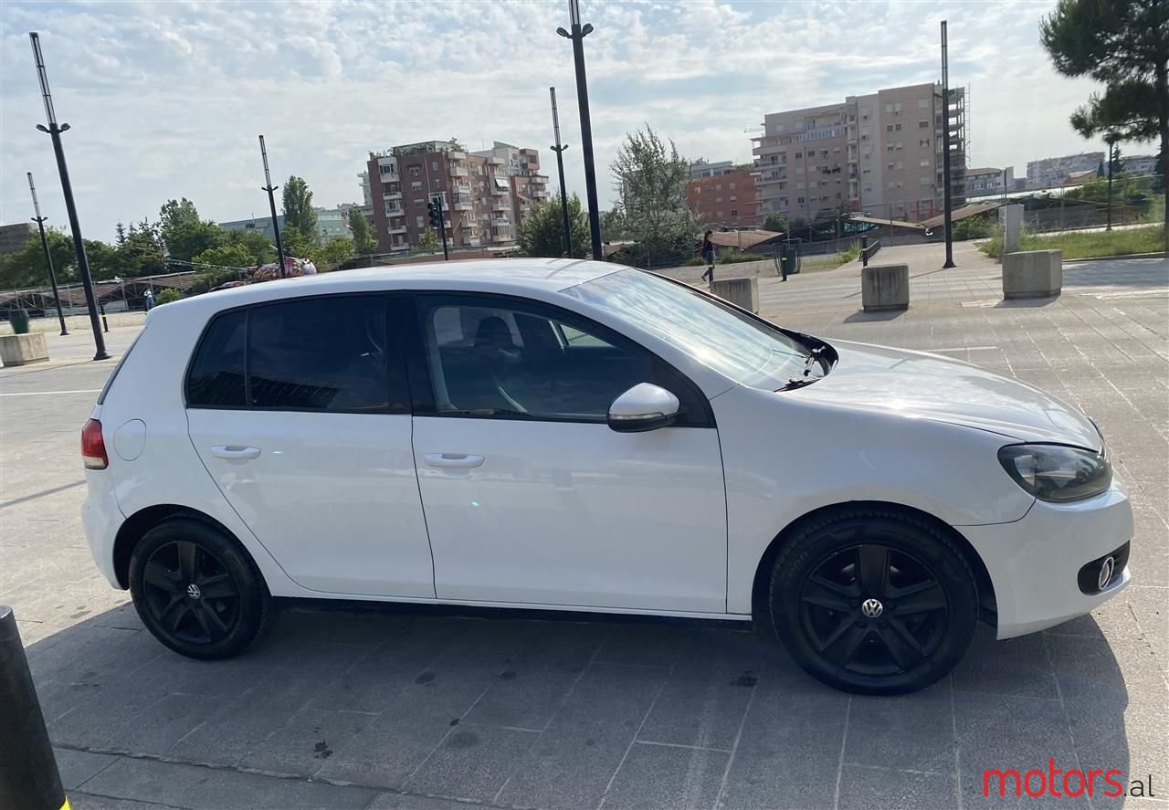 2009' Volkswagen Golf photo #4