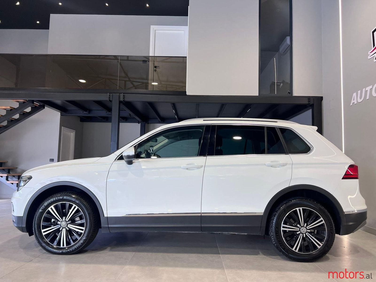 2017' Volkswagen Tiguan photo #6