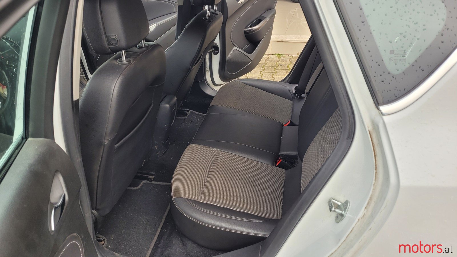 2010' Opel Astra photo #2