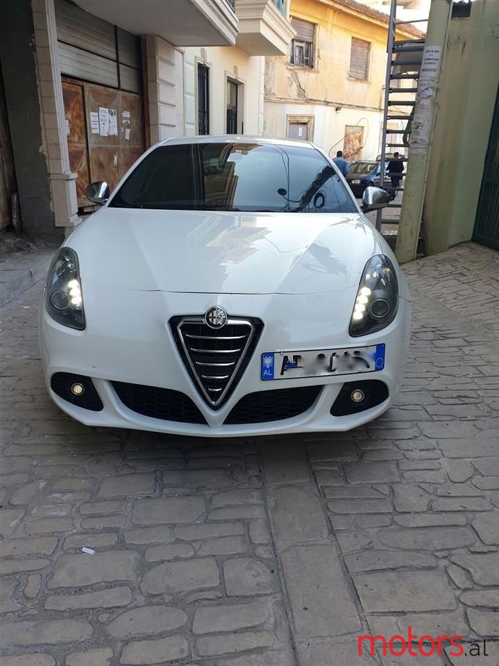 2012' Alfa Romeo Giulietta photo #2