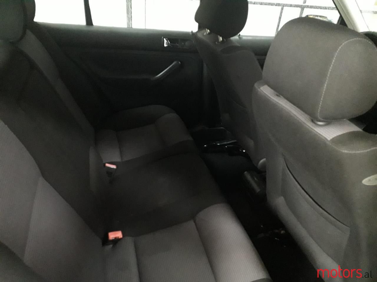 2003' Volkswagen Golf photo #6