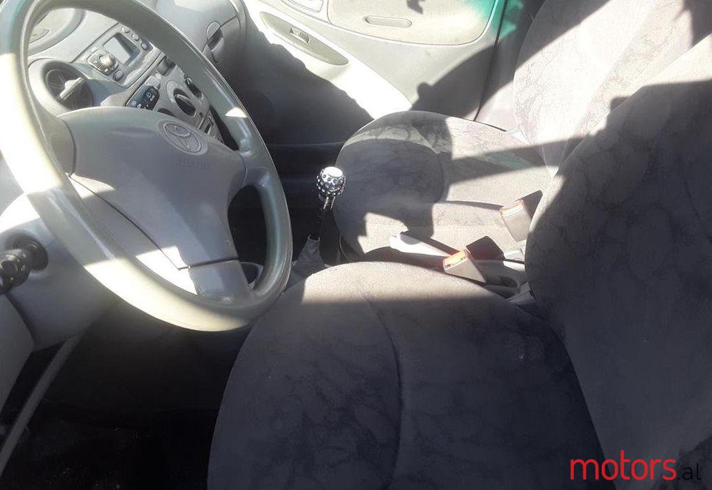 2010' Toyota Yaris photo #2