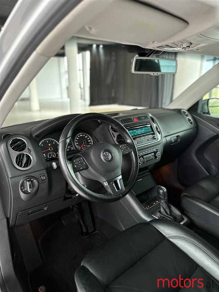2011' Volkswagen Tiguan photo #6