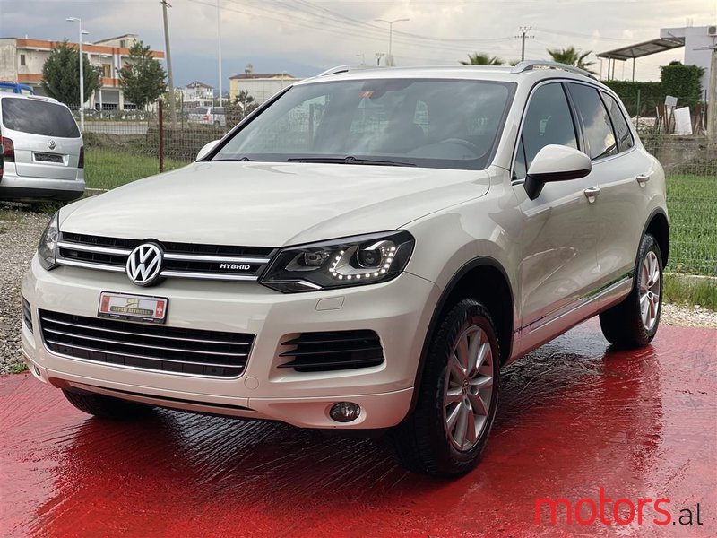 2011' Volkswagen Touareg photo #1