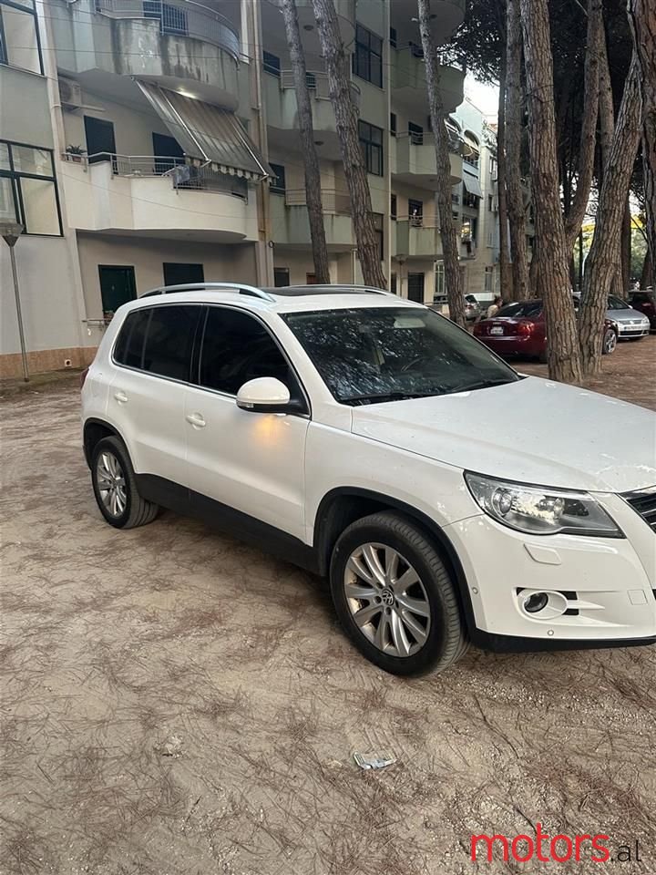 2011' Volkswagen Tiguan photo #1